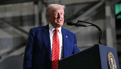 特朗普下令暂停12国公民进入美国，他要关上国门吗？丨国际观察