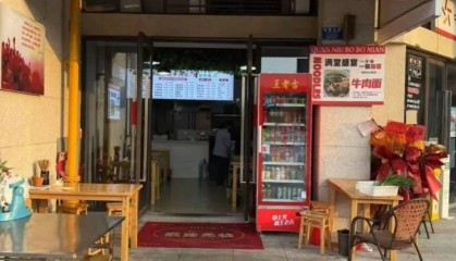 女生曝打暑假工被餐馆老板强行按摩碰到隐私部位猥亵，因无监控证据求助！重庆警方介入