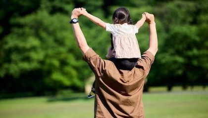 直面“不想生”“不敢生”“不能生”，推动生育友好