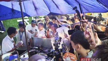 对话鸡排哥李俊永：爆火后每天一二十个镜头对着我，未来不考虑直播带货，更愿意和顾客待在一起