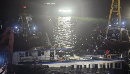 越南下龙湾游船倾覆遇难者更正为35人 另有4人下落不明