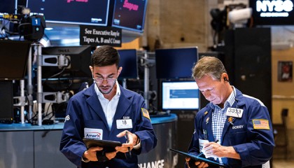 科技股强势反弹，美股全线收高，纳指涨2.6%，特斯拉涨超8%