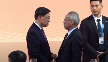 由李家超与岑浩辉紧握的双手引申开的思考 | 香港一日