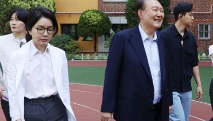 尹锡悦夫妇现身韩国大选投票现场！对丑闻相关提问保持沉默