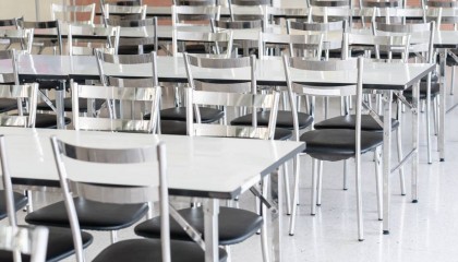 “一校两餐”，校长就是这么陪餐的？ | 新京报快评