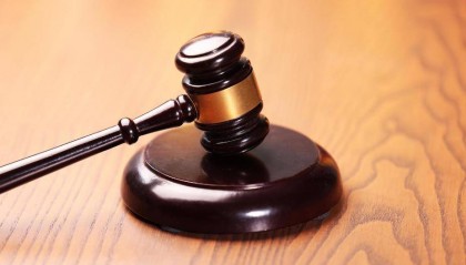 湖北一男子被财政所开除后，谎称是财政局科长结交女友骗取对方30万元，法院判了