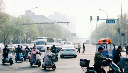 再有钱的北京白领，也得穿“电驴套装”