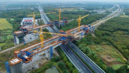 宁淮左线六合特大桥跨205国道连续梁合龙
