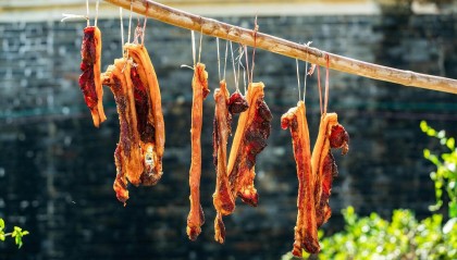 在家熏腊肉被罚，移风易俗别以罚代管 | 时评