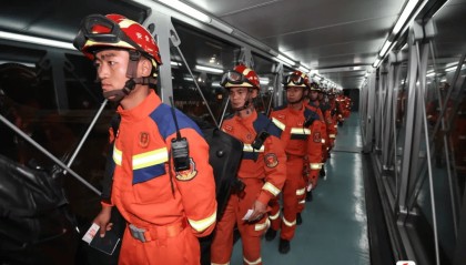 按照中央统筹部署，云南省委书记、省长指挥协调，紧急驰援缅甸