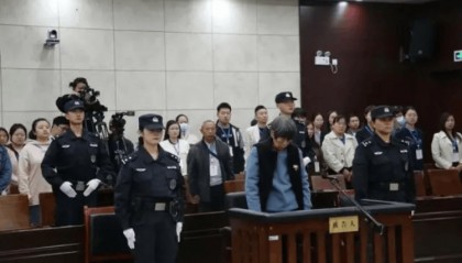 余华英庭审期间“五张脸”：凶狠、发抖、冷漠……