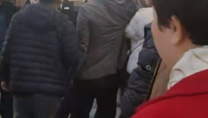 工资被折换成郑州一商场购物卡，每月仅一天能使用，律师：以购物卡支付工资或涉嫌违法