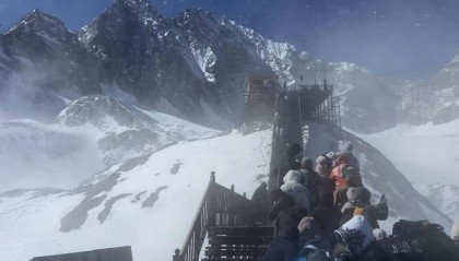 有游客被困玉龙雪山山顶？景区回应：现在是雪山风季 已实行限流