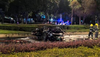 小米SU7碰撞起火路人救援打不开车门 驾驶员已遇难