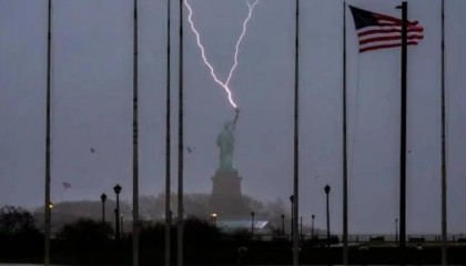 欧洲议员呼吁法国收回自由女神像 白宫：不还