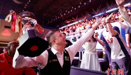 凯伦·威尔逊获得2025世界斯诺克上海大师赛冠军