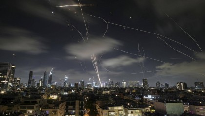 伊以冲突下的以色列华人：有人从陆路口岸转道约旦回国，有人一晚上跑三四次防空洞