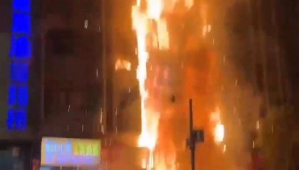 重庆南岸区一楼房深夜起火，消防救出9人其中1人受伤