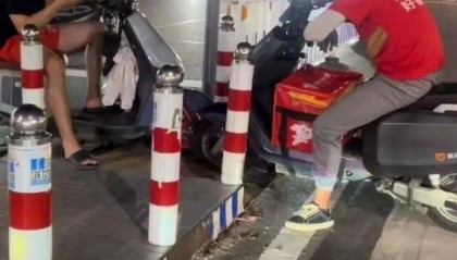 广东2电动车马路上对峙“斗气”从天亮到天黑，交警回应：将调取事发路段监控依规处理