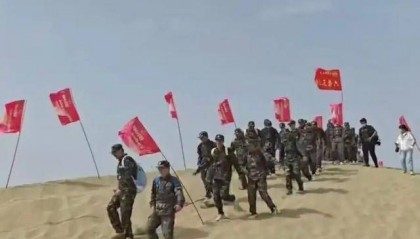 塔里木大学军训真硬核！8400余名新生分批穿越沙漠，匍匐前进、沙漠拉烟，堪比“沙场点兵”大片