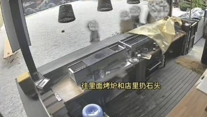 成都一烧鸟店遭“熊孩子”闯入破坏：丢弃调料、往烤炉里扔石头、将桌椅搬走