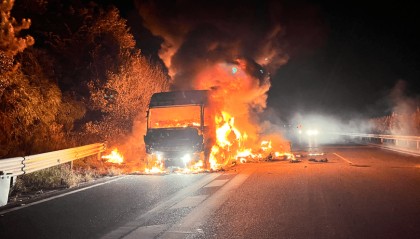 司机往后视镜一看，糟了！670万元货物“葬身火海”