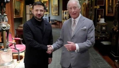 呦，泽连斯基穿西装了，那边是十万人规模之战！