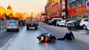 大连女车主马路上果断停车，前方路面一辆电动车突然摔倒……