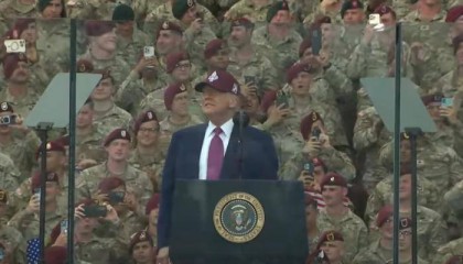 身高1.91米的特朗普在巨型防弹玻璃后演讲，玻璃高度或超两米