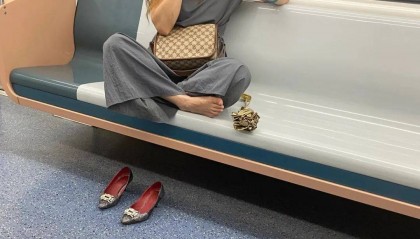 女子赤脚盘坐地铁座位，被指脚部疑似患有灰指甲！上海地铁客服回应