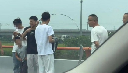 男子高速遇堵车下车钓鱼，首竿即中！开怀大笑：“鱼送路人了”