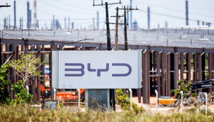 比亚迪巴西工厂建设工人：自己工资按月100%发放，“一切安好”