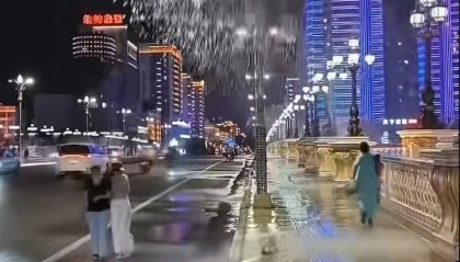 “路过的都没放过！”吉林延吉一喷泉转向喷向人行道，当地：已恢复，是程序设定问题