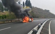 四川高速上一汽车突发自燃！车内两人闻到异味后果断弃车，成功逃生
