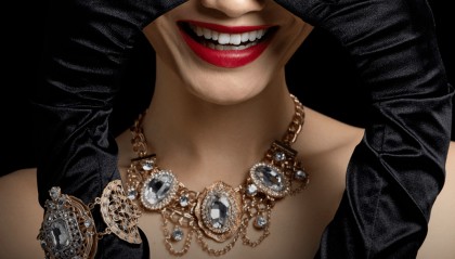 惊呆了！十八线黄金珠宝品牌，毛利率竟然接近100%？卖吊牌的周六福，“无本万利”生意经