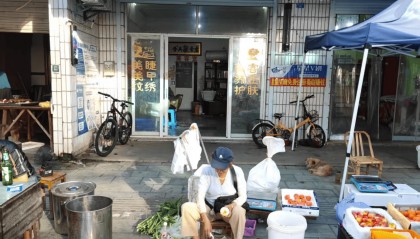 浙江一店主允许大妈门口摆摊，时常被大妈“投喂”蔬果：每次收摊时，都打扫得干干净净