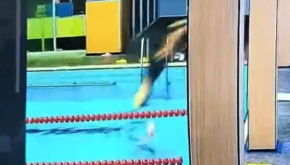 宁波一男子头朝下跳进泳池浅水区，撞到池底致颈椎重伤去世，馆方：女儿喊他没有答应，其他人未及时发现