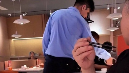 小伙和女友餐厅吃饭，被民警赶来戴铐带走；警方回应：其女友与一离家女孩“撞脸”，错抓已道歉