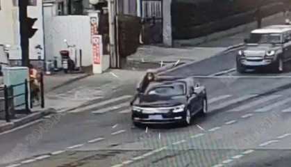 上海突发！轿车疾驰而来，加速过弯，带倒骑车女子，警方：司机全责