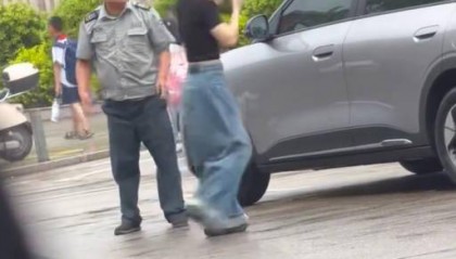 三明一女子脚踹保安后被反手扇一耳光，警方：已在查处此事