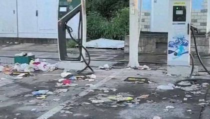 河北张家口一高速服务区垃圾成灾，休息区桌椅上堆满泡面桶，官方回应