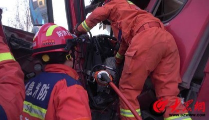 山东滨州：车辆驾驶室被挤压成“饼”司机被困 消防紧急救援