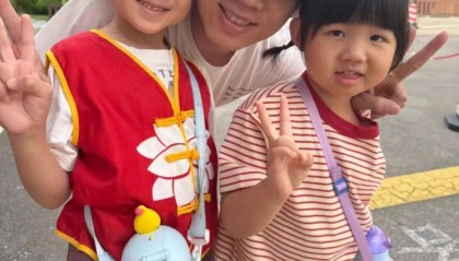 许昕从新疆赶回上海，今天送儿子女儿开学：老妹儿幼儿园第一天！