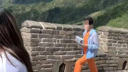 大妈十年冠心病，喝药后能爬长城？八达岭回应长城上有人疑拍诈骗广告