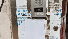 辽宁一男子出轨被妻子当场抓现行，在居民楼张贴手写悔过书，详细交代出轨经过、当事人身份证、单位、电话等；社区：属家庭纠纷，已清理