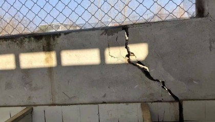 追问丨墙面开裂的农村公厕，咋又开放了？