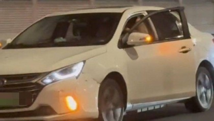 杭州一轿车在高架上开着车门行驶，后排女子疑和男司机打架，交警回应