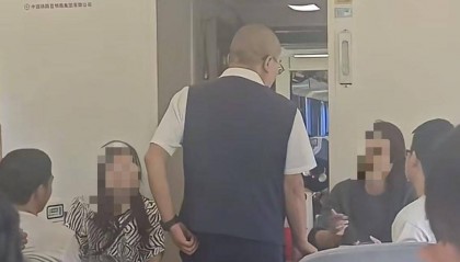 女乘客带孩子欲在餐车吃泡面被拒？中国铁路客服：餐车是盈利性场所，只在供餐时开放