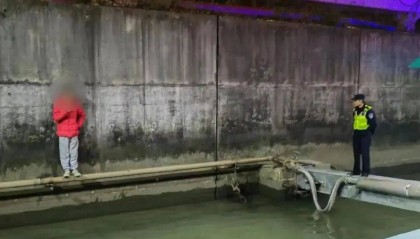 骗了别人18万元，上海一男子凌晨站在黄浦江边“想抽最后一支烟”