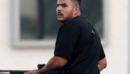 悉尼枪手被制服，愤怒民众猛踩头部，调查显示枪手合法持有六支枪